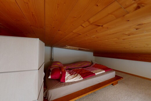 zimmer / schlafzimmer mit gipskartonwand, drywall, niedrige decke, low ceiling, und teppich