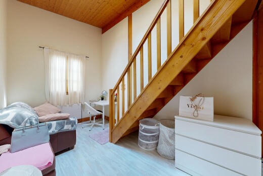 wohnzimmer mit holzfußboden, wood finish floor, gipskartonwand, drywall, und holzdecke