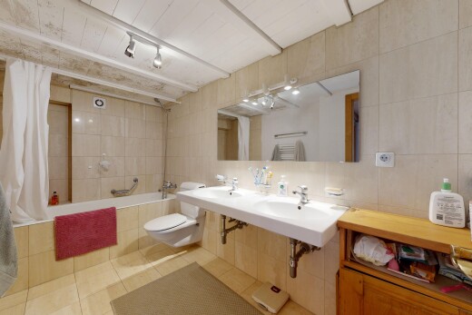 salle de bains avec douche-bain combinés, salle de bain complète, mur en carrelage, tile wall, et inside property