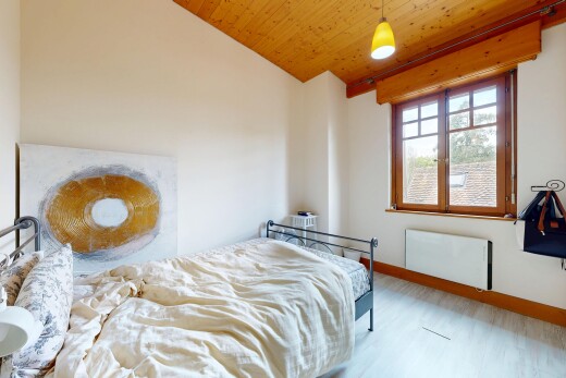chambre avec cloison sèche, drywall, radiateur, lumière naturelle, et natural light