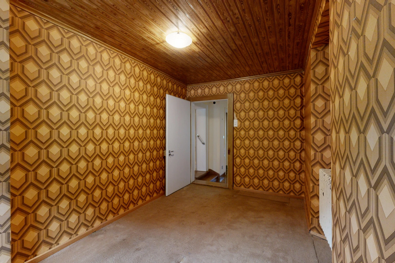 pièce vide avec wallpaper wall, mur en papier peint, carpet, moquette, et wood ceiling