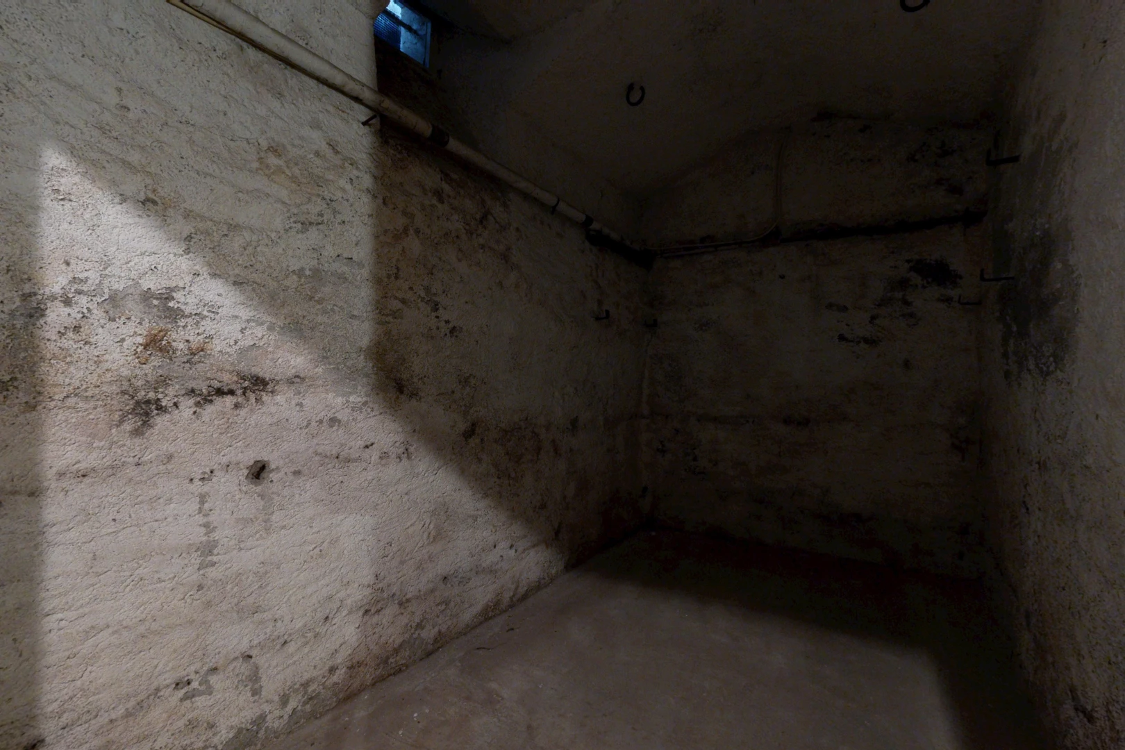 pièce vide avec concrete floor, sol en béton, concrete wall, mur en béton, et unfinished concrete floor