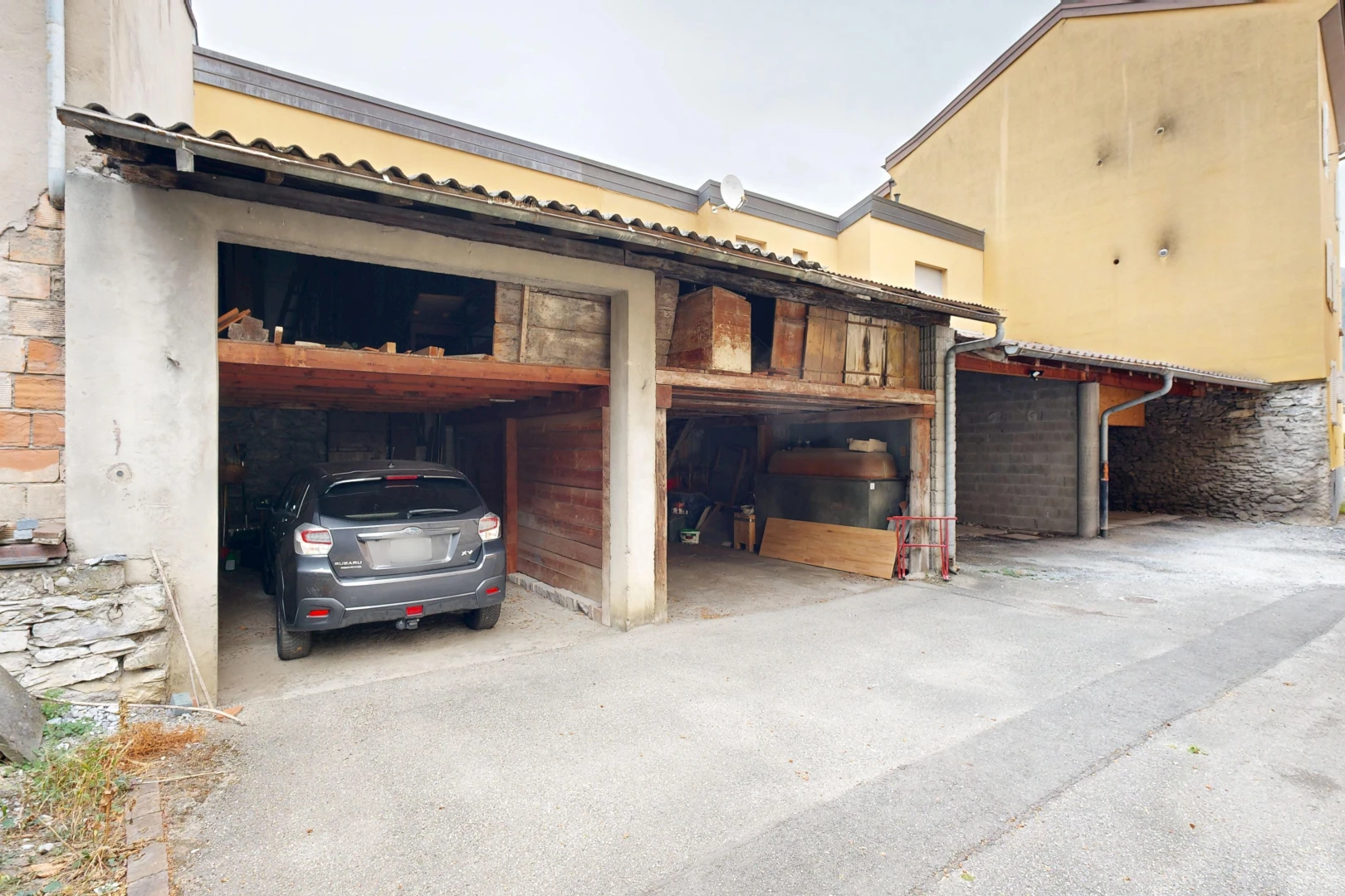 parking avec garage, property visible, et overcast