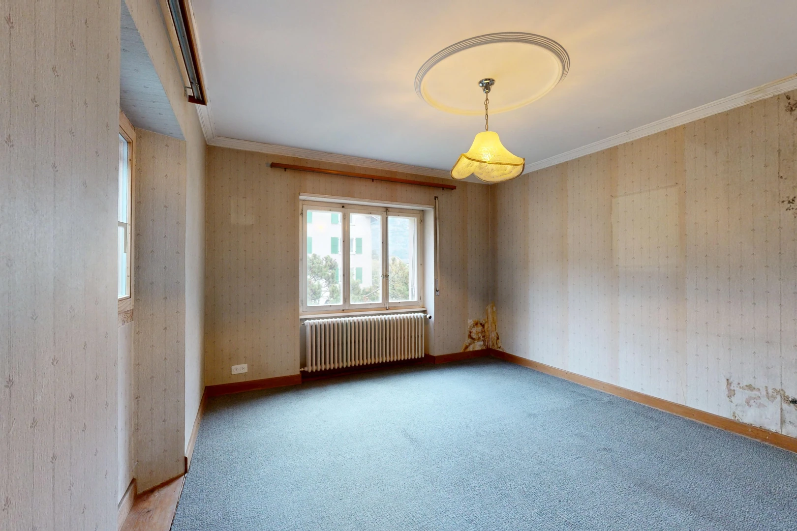 pièce vide avec radiateur, baseboards wall, plinthes murales, crown molding, et moulures