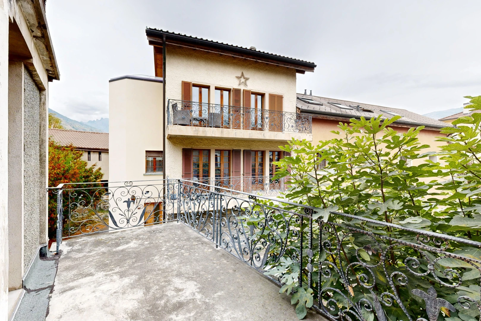 façade avec balcon, from property, bardage en stuc, et overcast