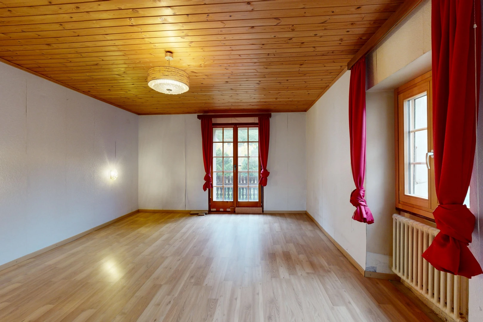 pièce vide avec wood ceiling, plafond en bois, radiateur, inside property, et baseboards wall