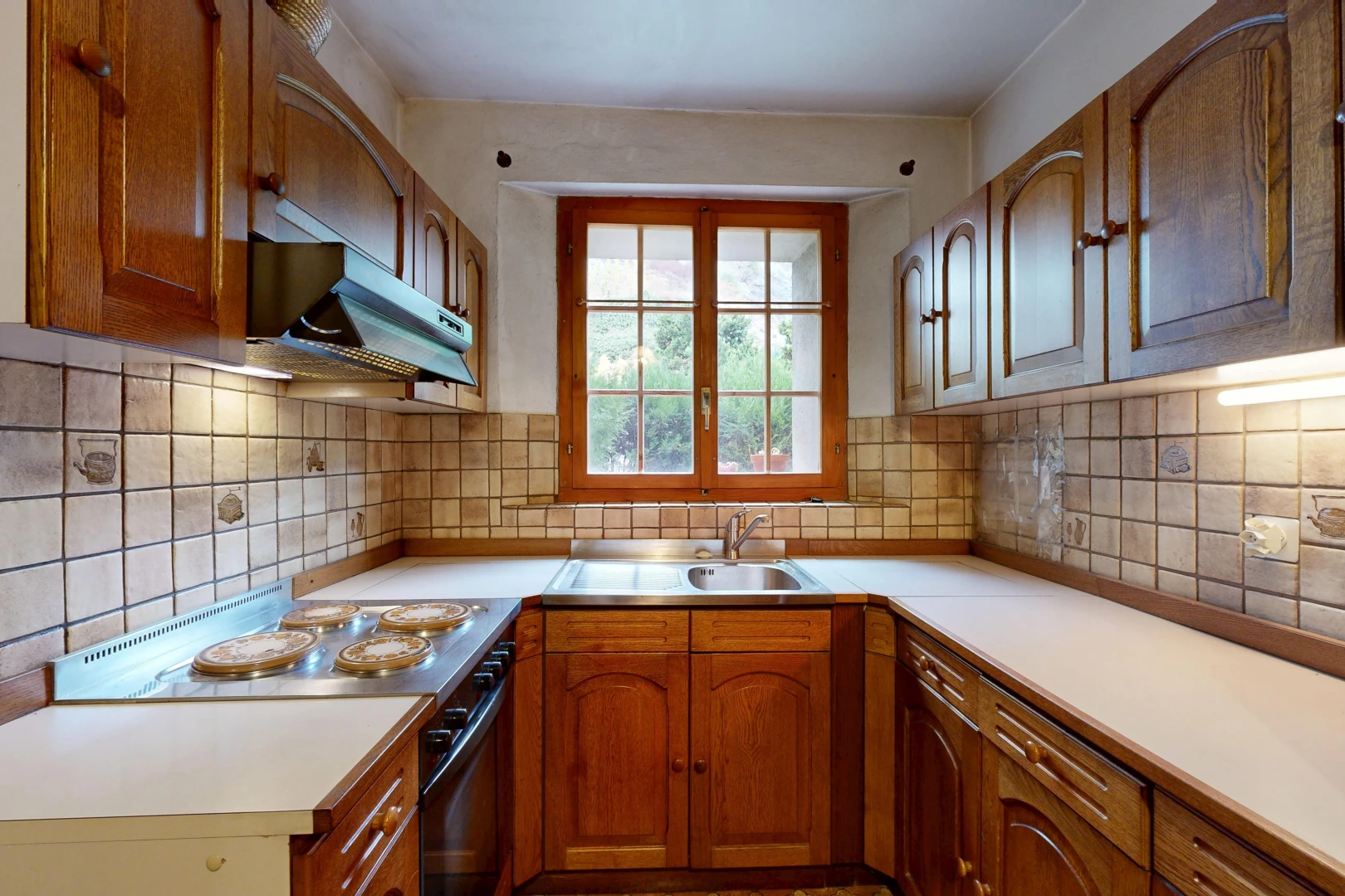cuisine avec armoires en arc, arched cabinets, armoires marron moyen, medium brown cabinets, et armoires élevées