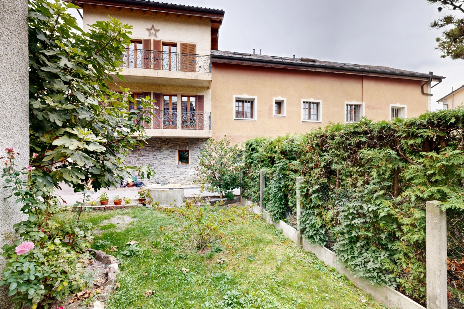 façade avec overcast, bardage en stuc, pelouse, balcon, et bardage en pierre