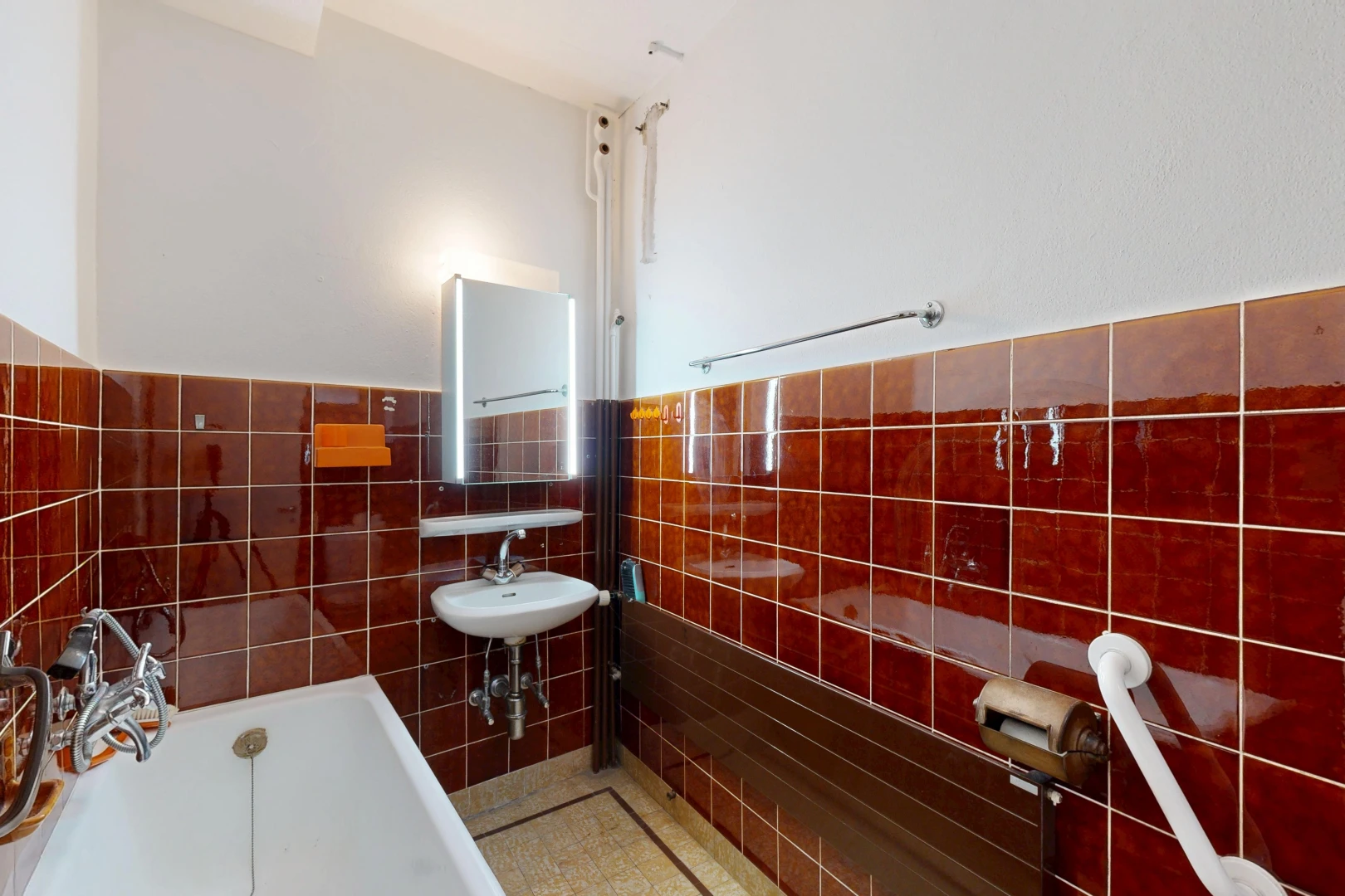 salle de bains avec bain, salle de bain complète, miroir, drywall, et cloison sèche