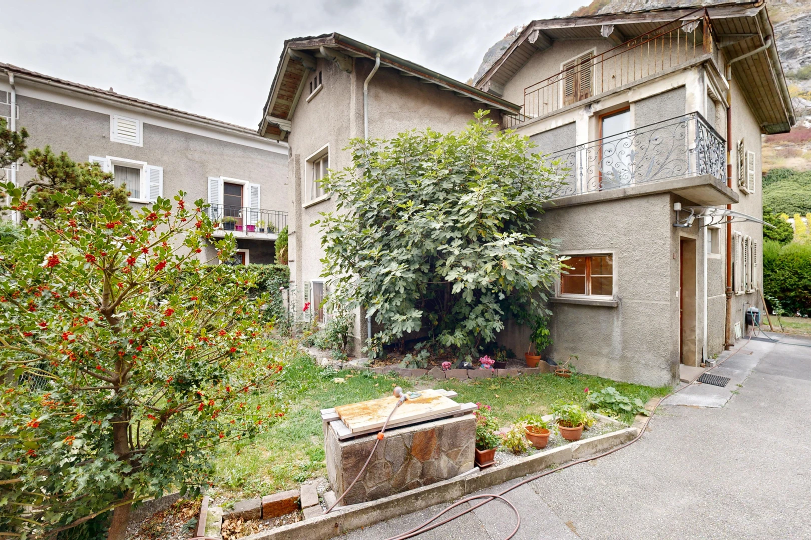 façade avec balcon, overcast, et bardage en stuc