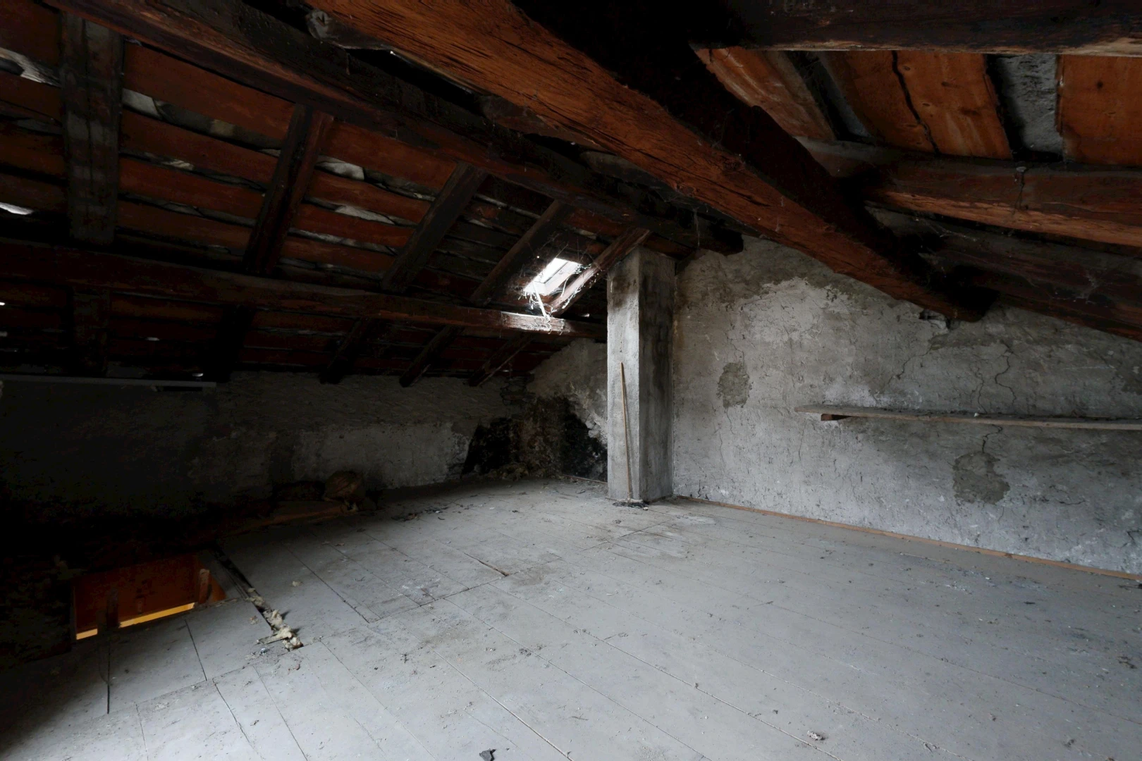 pièce vide avec vaulted ceiling, plafond voûté, et inside property
