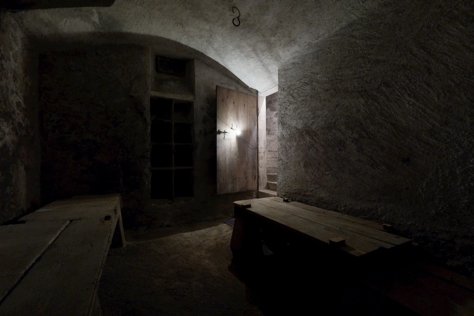 cave avec étagères intégrées