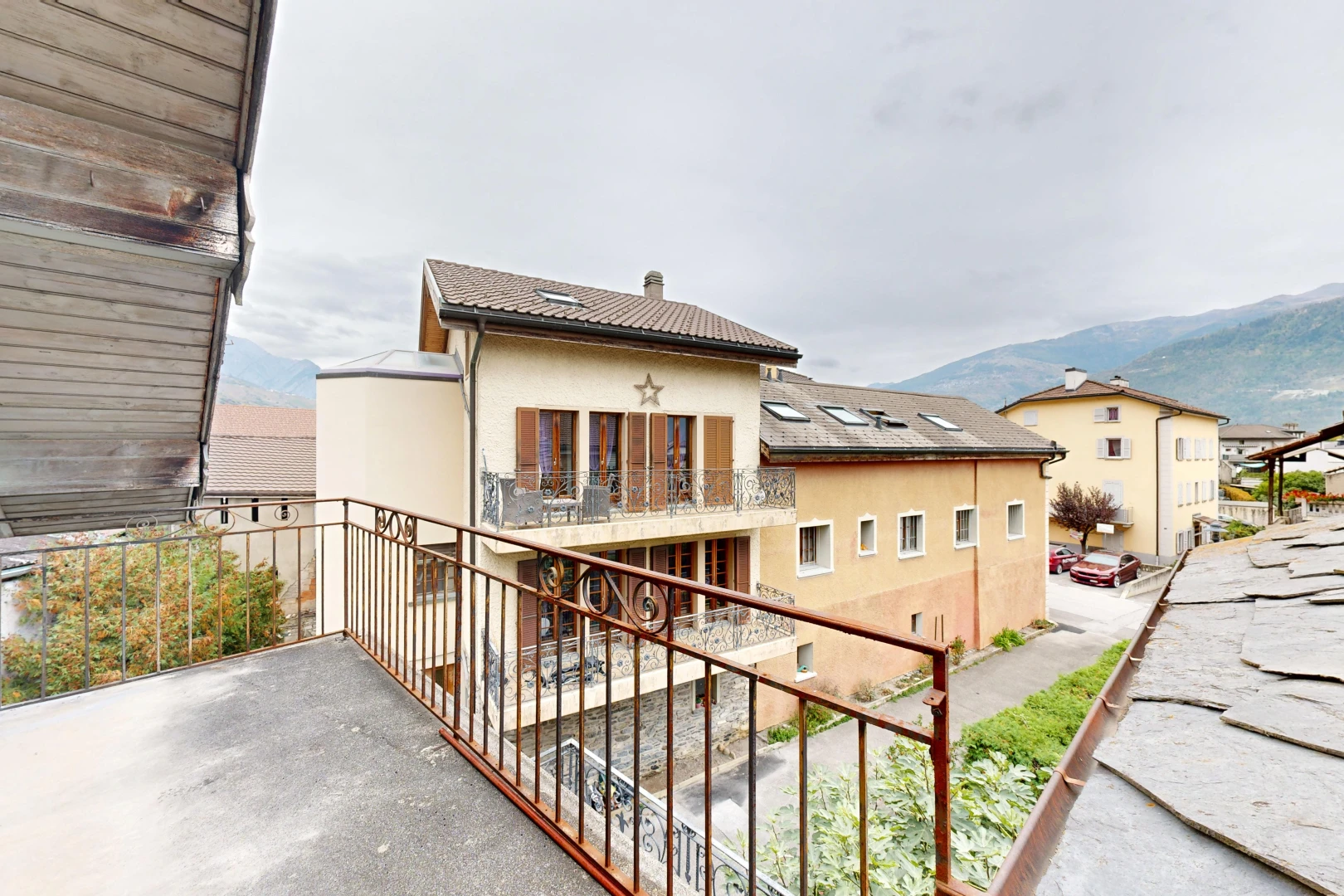 façade avec balcon, view focus, from property, overcast, et toit en tuiles