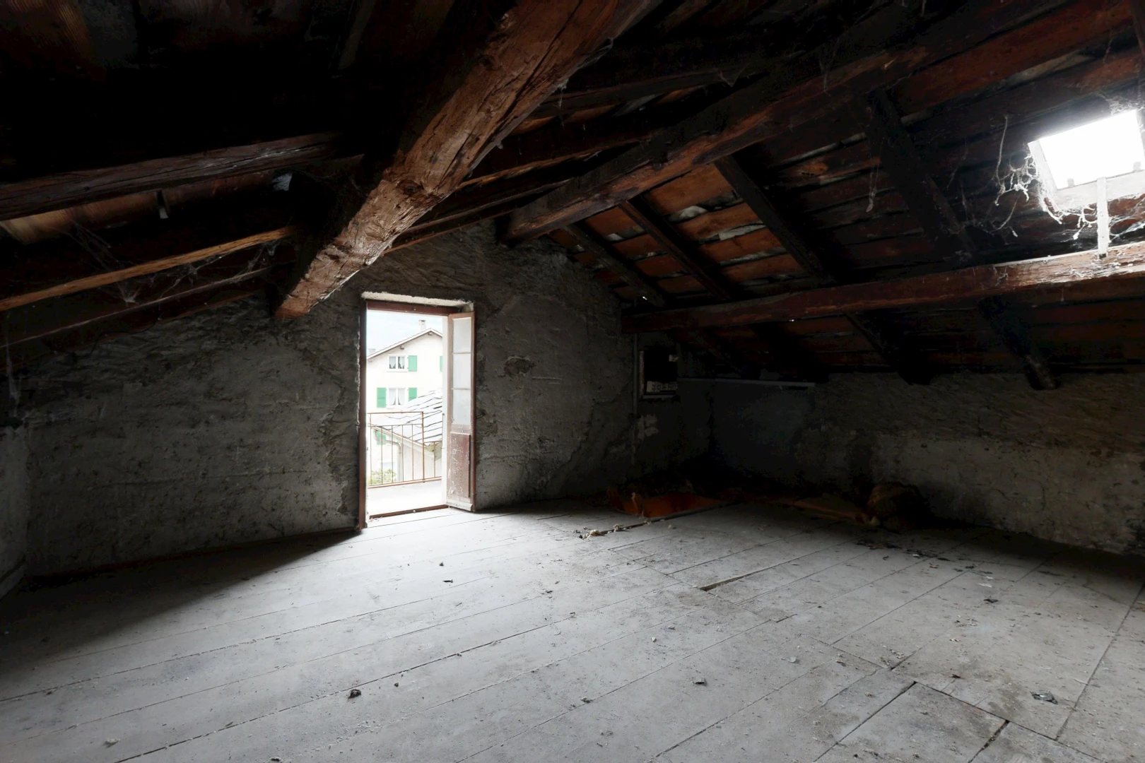 pièce vide avec vaulted ceiling, plafond voûté, inside property, cathedral ceiling, et plafond cathédrale