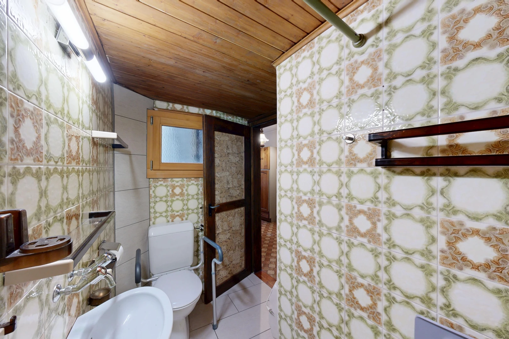 salle de bains avec wood ceiling, plafond en bois, toilette, inside property, et light floor