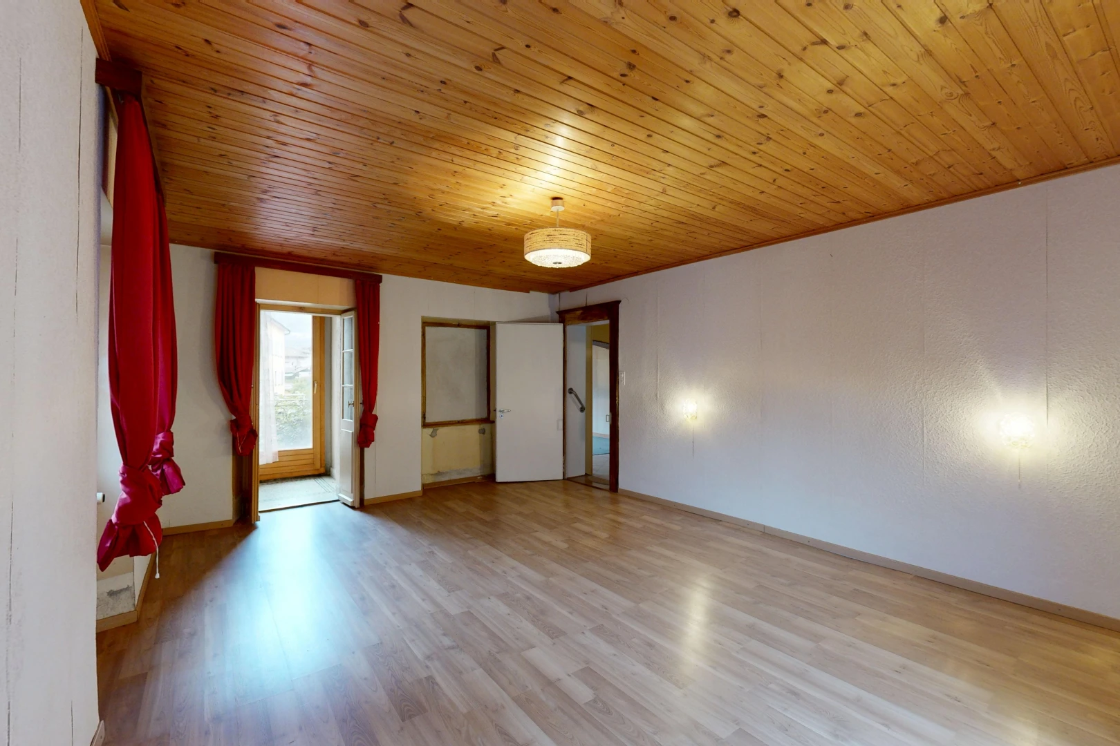 pièce vide avec wood ceiling, plafond en bois, wood finish floor, sol en finition bois, et inside property