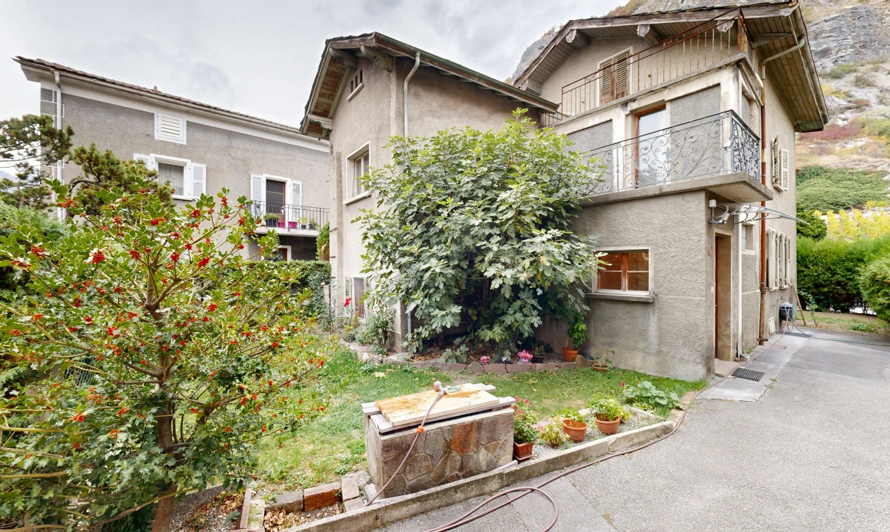 façade avec balcon, overcast, et bardage en stuc