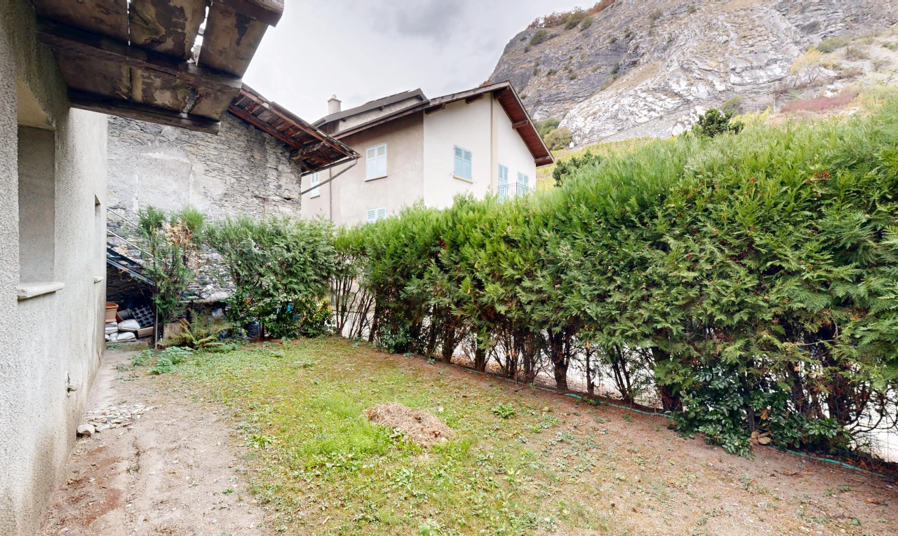 jardin avec overcast, from property, vue sur la montagne, mountain view, et pelouse