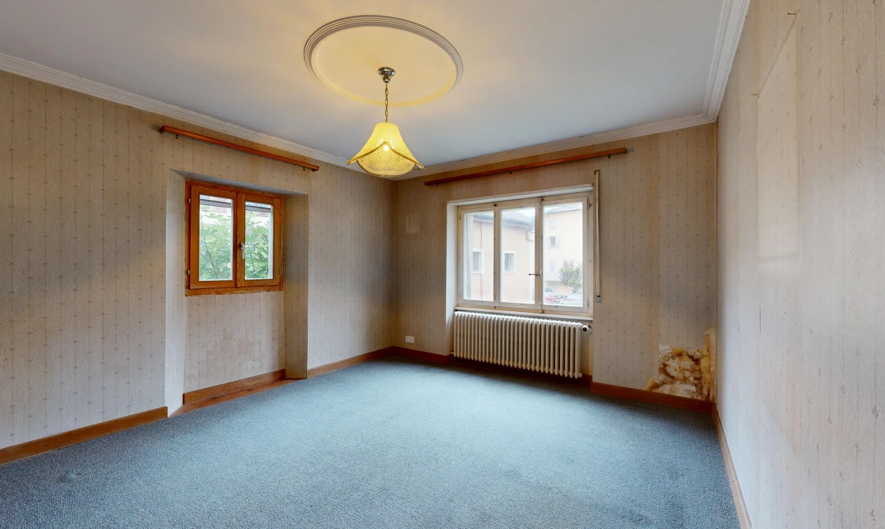 pièce vide avec radiateur, plinthes murales, baseboards wall, moquette, et carpet