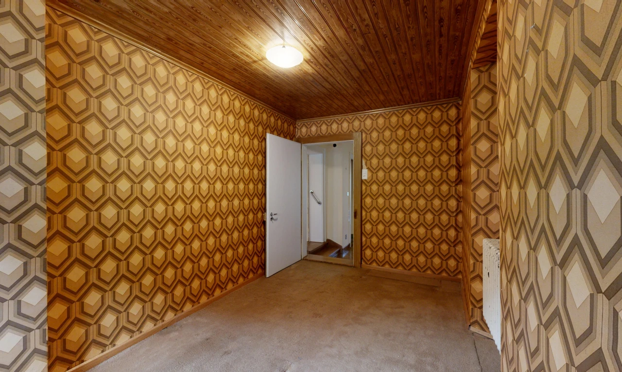 pièce vide avec wallpaper wall, mur en papier peint, carpet, moquette, et wood ceiling