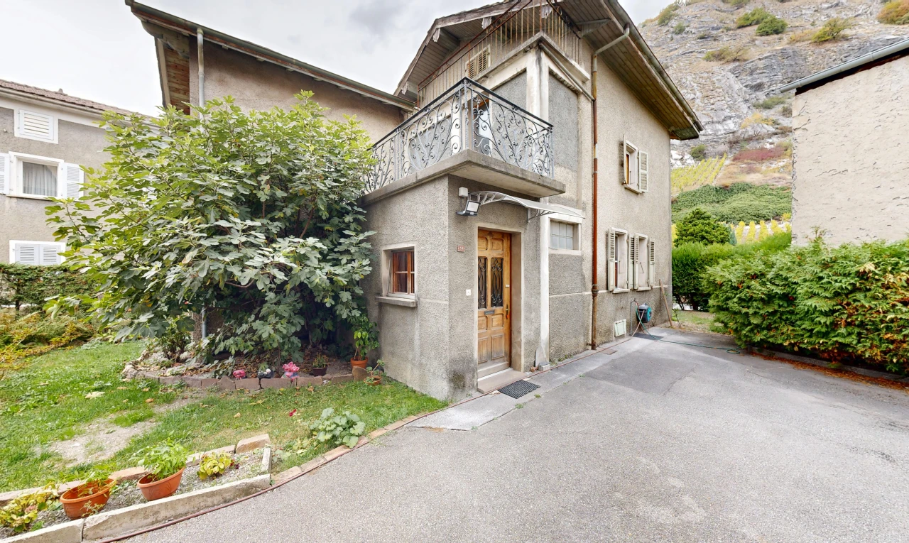 façade avec property visible, overcast, et bardage en stuc