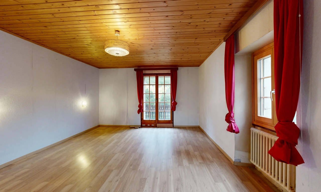 pièce vide avec wood ceiling, plafond en bois, radiateur, inside property, et baseboards wall