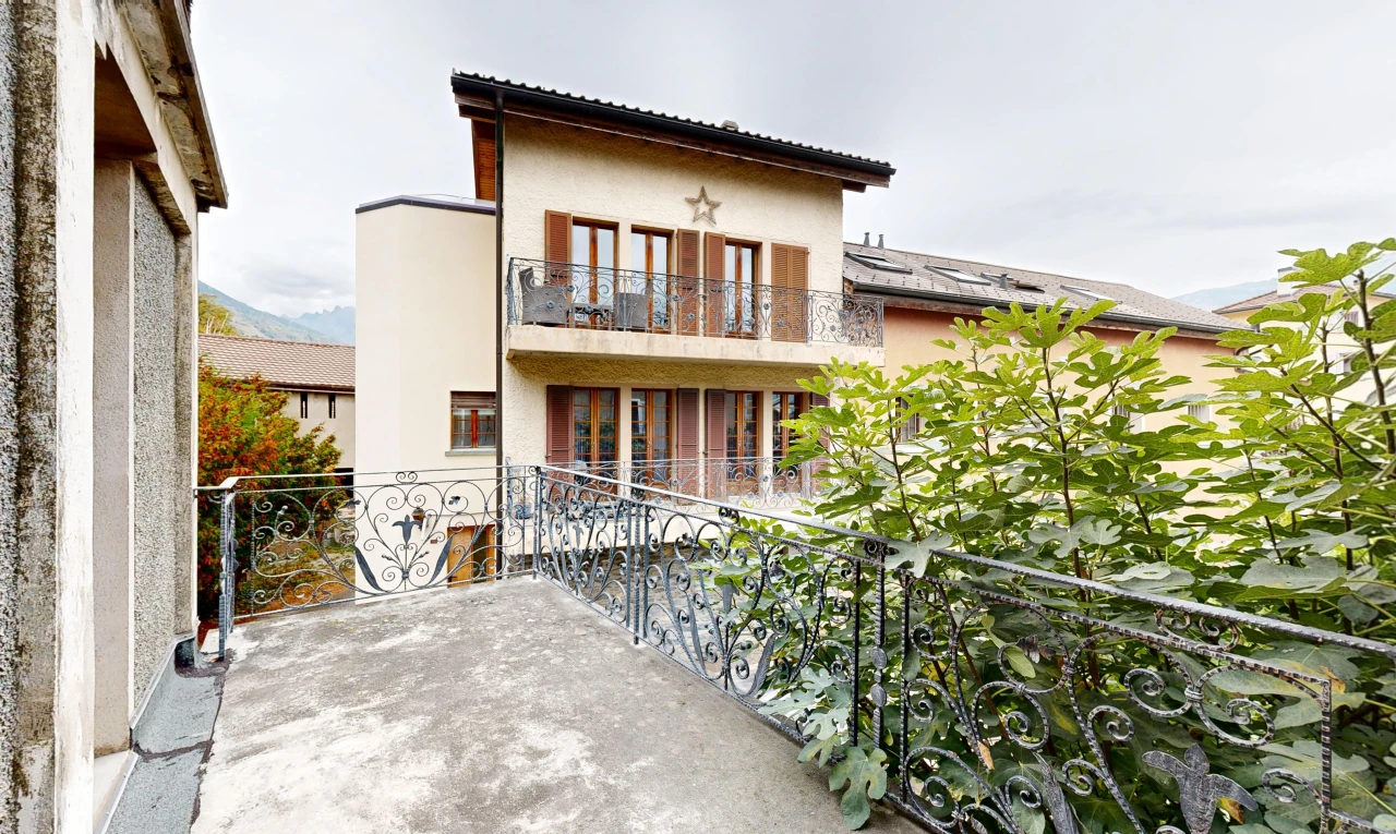 façade avec balcon, from property, bardage en stuc, et overcast