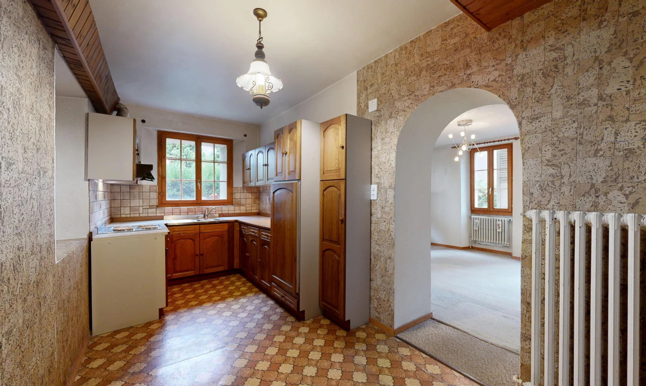 cuisine avec radiateur, plans de travail, light countertops, armoires en arc, et arched cabinets