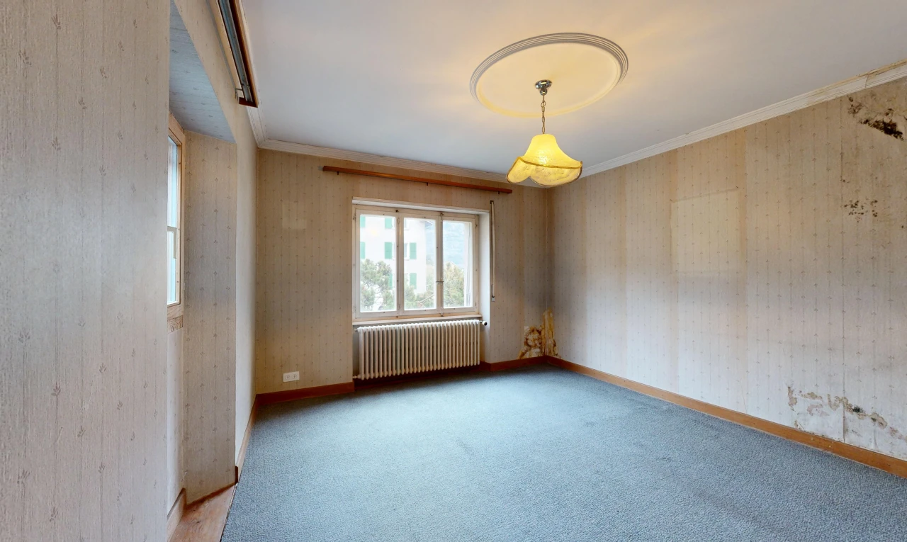 pièce vide avec radiateur, baseboards wall, plinthes murales, crown molding, et moulures