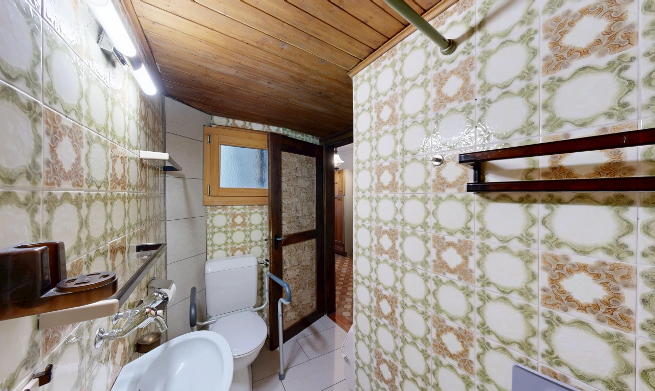 salle de bains avec wood ceiling, plafond en bois, toilette, inside property, et light floor