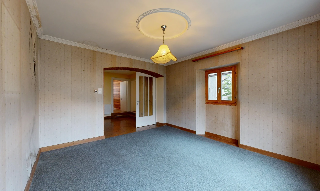 pièce vide avec wallpaper wall, mur en papier peint, baseboards wall, plinthes murales, et crown molding