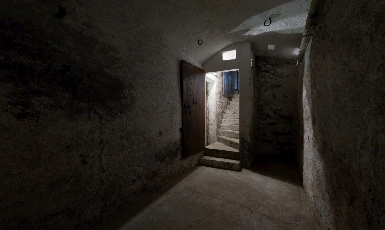 couloir avec escaliers, concrete floor, sol en béton, et sous-sol