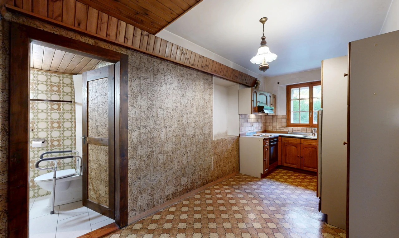 cuisine avec armoires en arc, arched cabinets, armoires marron moyen, medium brown cabinets, et armoires élevées