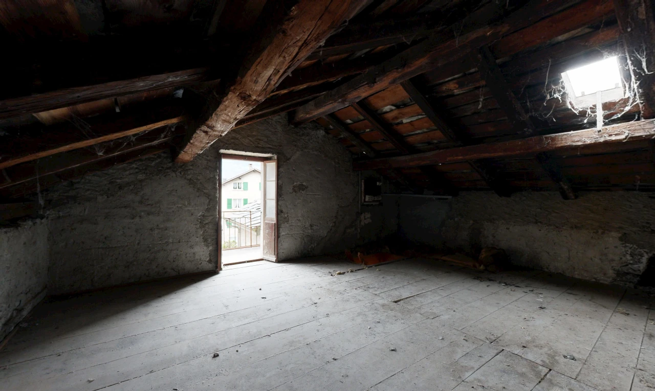 pièce vide avec vaulted ceiling, plafond voûté, inside property, cathedral ceiling, et plafond cathédrale