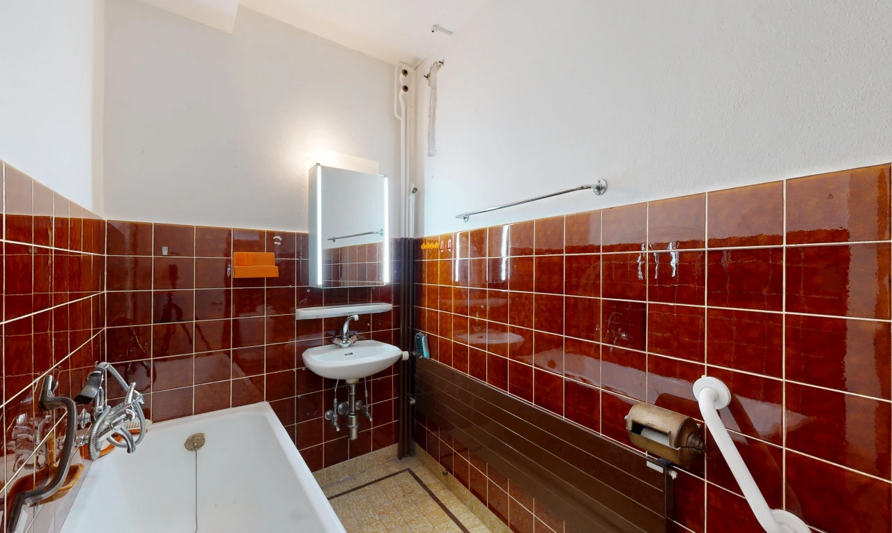 salle de bains avec bain, salle de bain complète, miroir, drywall, et cloison sèche