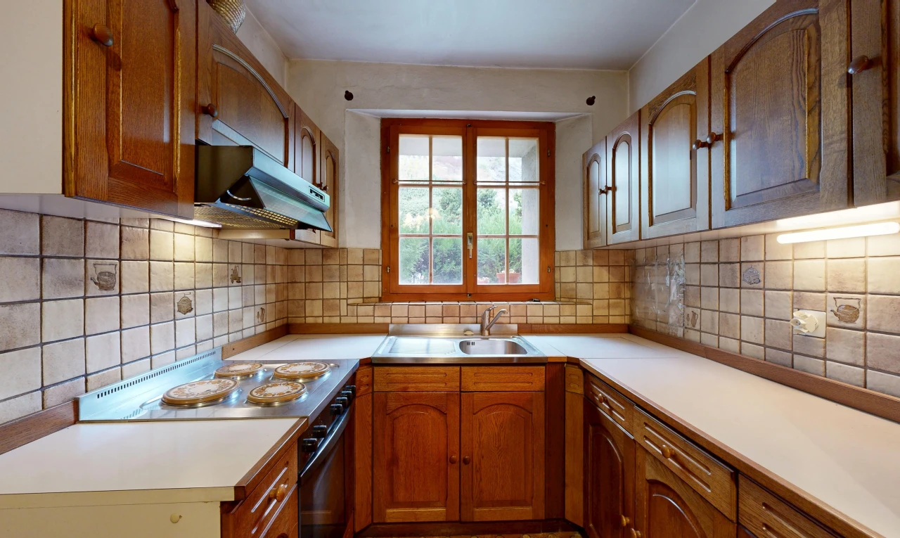cuisine avec armoires en arc, arched cabinets, armoires marron moyen, medium brown cabinets, et armoires élevées