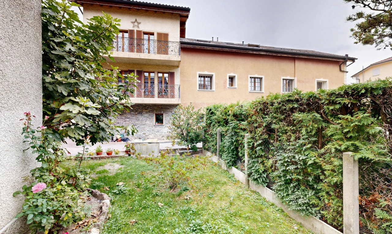 façade avec overcast, bardage en stuc, pelouse, balcon, et bardage en pierre