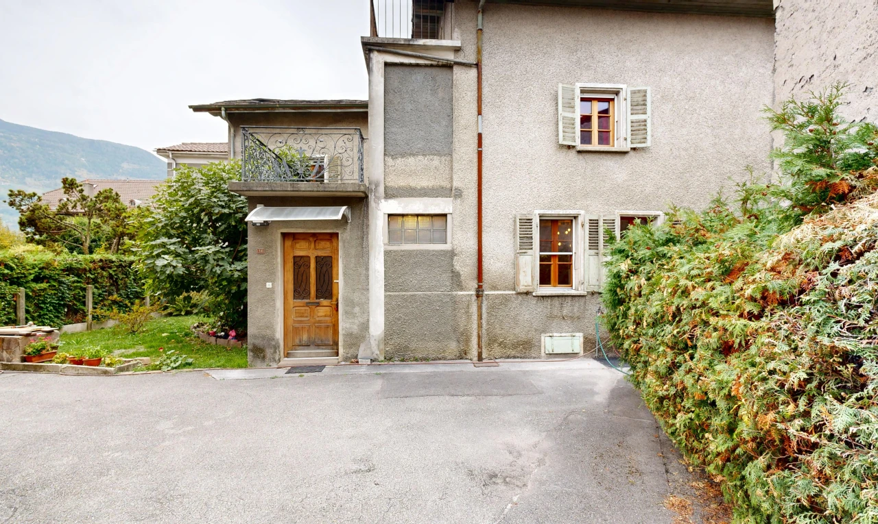 façade avec bardage en stuc, property visible, et overcast