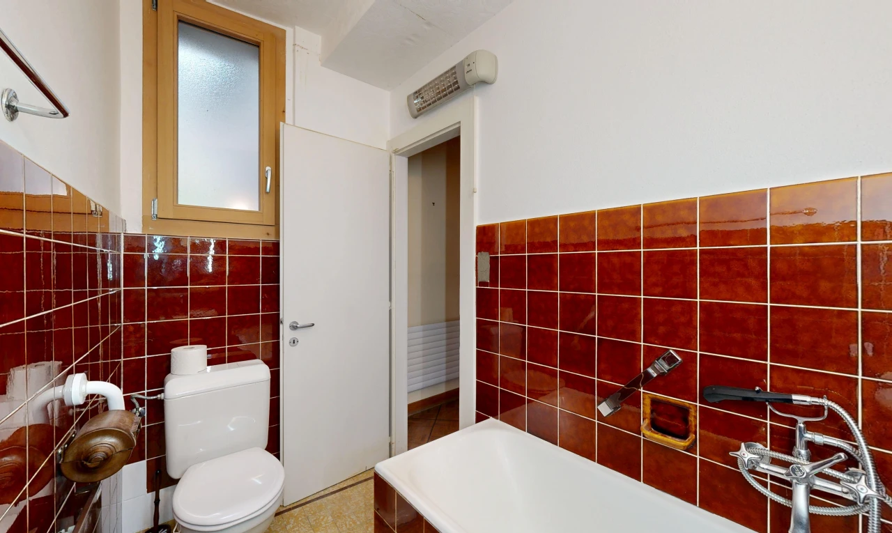 salle de bains avec bain, salle de bain complète, toilette, cloison sèche, et drywall