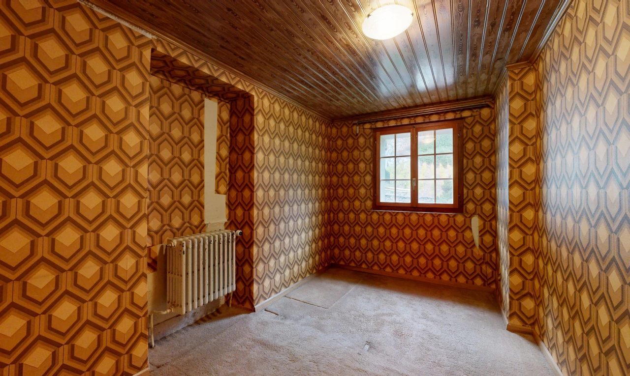 pièce vide avec radiateur, mur en papier peint, wallpaper wall, plafond en bois, et wood ceiling