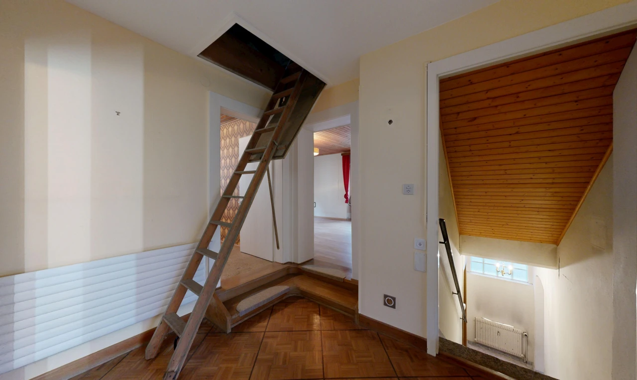 escaliers avec escaliers, drywall, cloison sèche, inside property, et radiateur