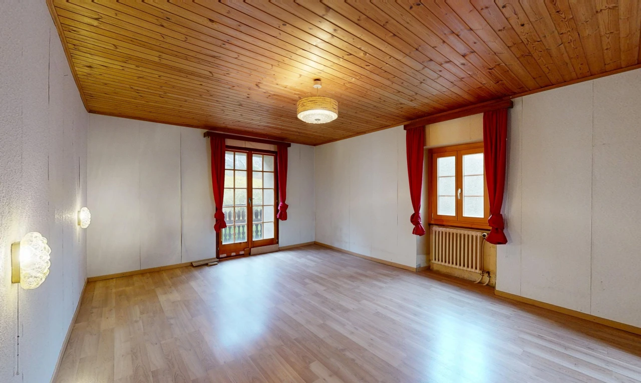 pièce vide avec manufactured wall, wood ceiling, plafond en bois, inside property, et radiateur