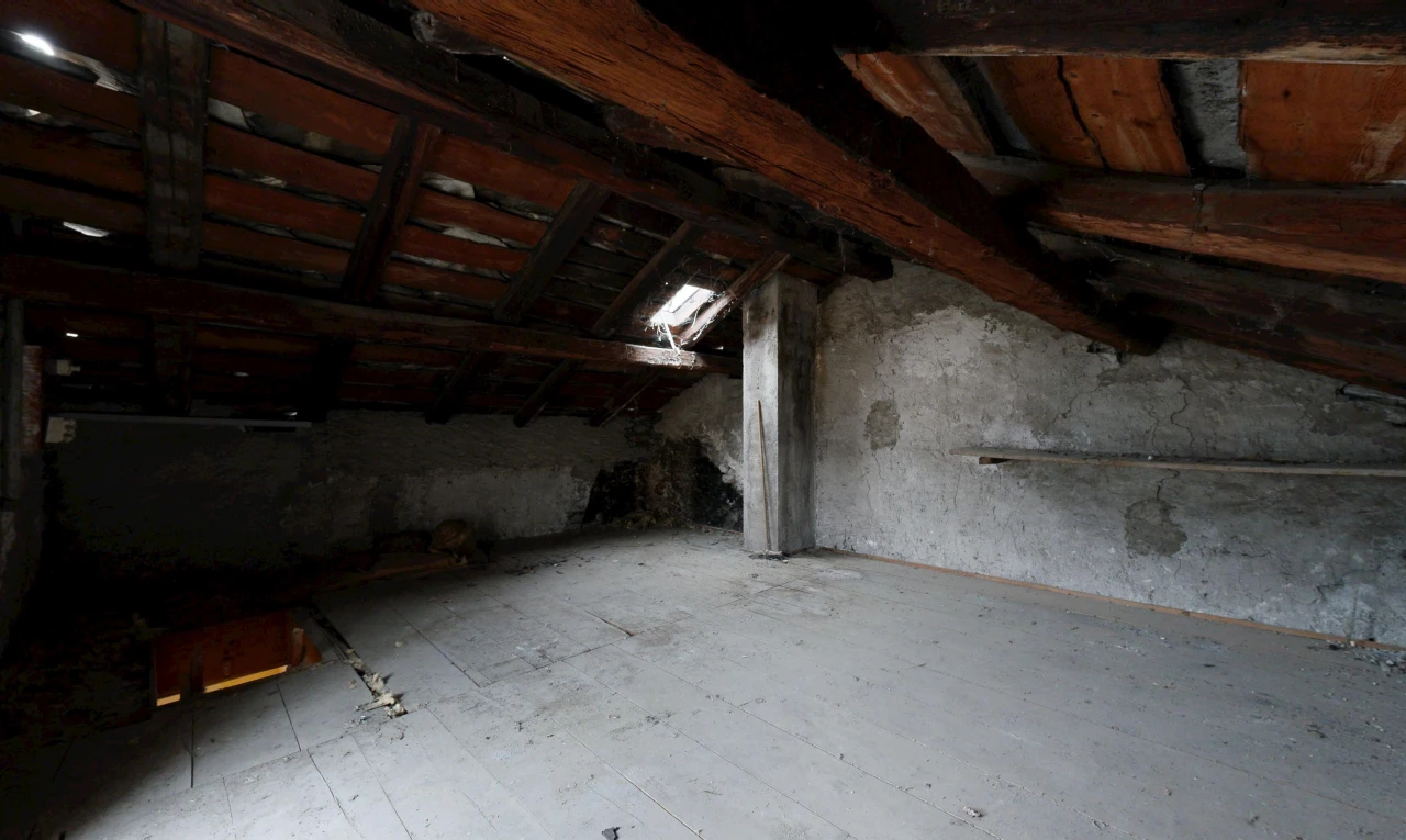 pièce vide avec vaulted ceiling, plafond voûté, et inside property