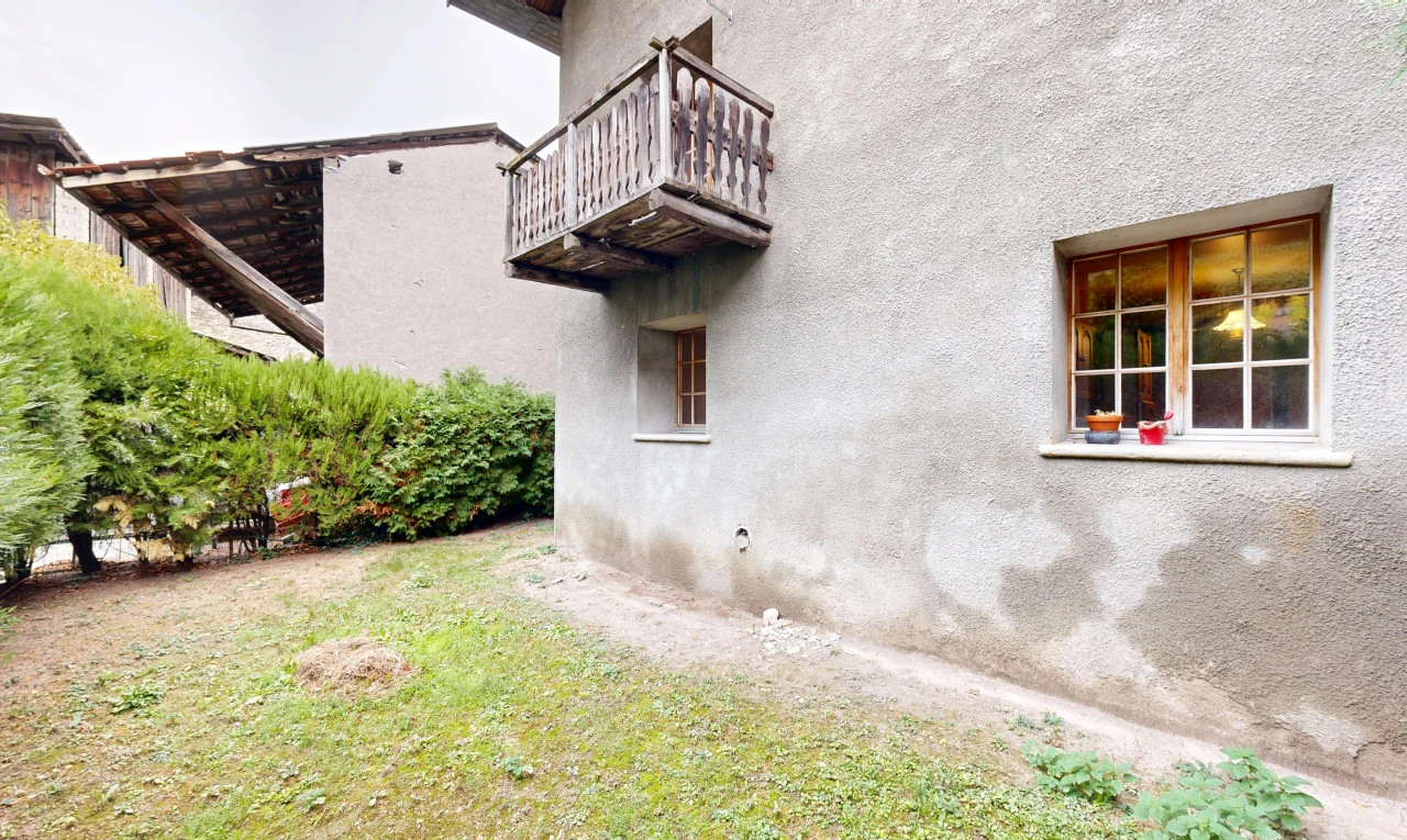 façade avec balcon et overcast