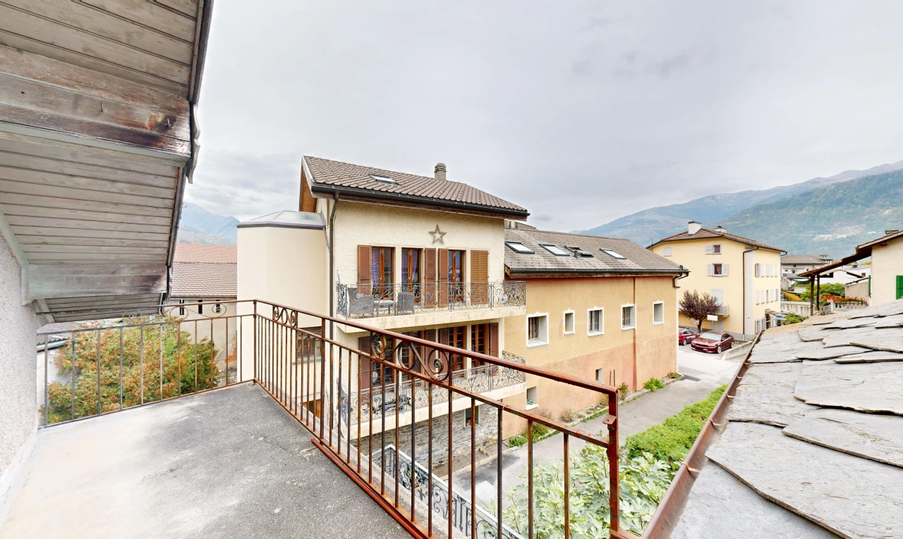 façade avec balcon, view focus, from property, overcast, et toit en tuiles