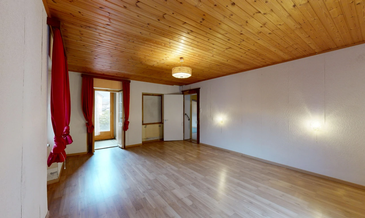 pièce vide avec wood ceiling, plafond en bois, wood finish floor, sol en finition bois, et inside property