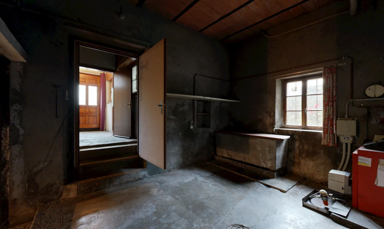pièce vide avec concrete floor, sol en béton, unfinished concrete floor, et inside property