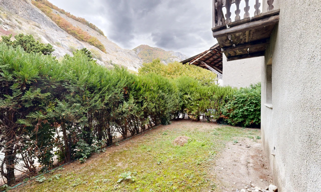 jardin avec overcast, pelouse, from property, vue sur la montagne, et mountain view