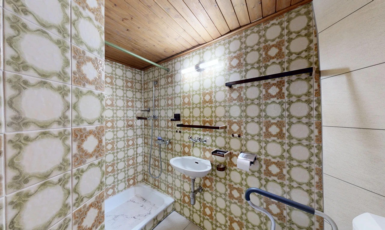 salle de bains avec douche, salle de bain complète, wood ceiling, plafond en bois, et évier