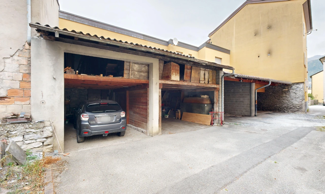 parking avec garage, property visible, et overcast
